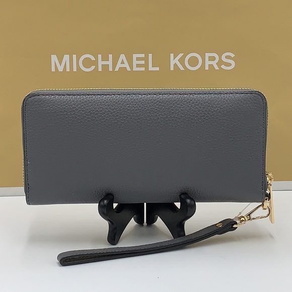 MICHAEL KORS LARGE TRAVEL CONTINENTAL WRISTLET WALLET HEATHER GREY COLOR
NWT - Picture 13 of 16